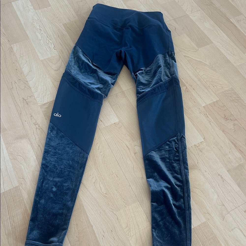 💙Alo Yoga Sheila Leggings - Picture 4 of 5